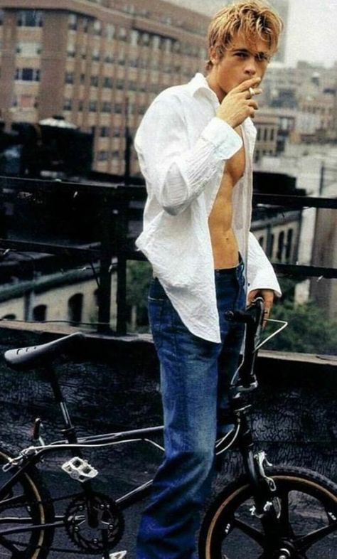 Brad Pitt Shirtless, Joe Black, Nate Archibald, 90s Men, Blonde Guys, Stylish Mens Outfits, Brad Pitt, Mens Streetwear, 90s Fashion