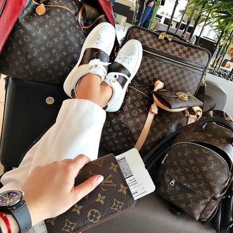 Zapatillas Louis Vuitton, Lv Luggage, Sac Louis Vuitton, Luxury Lifestyle Fashion, Luxury Lifestyle Women, Design Moda, Lv Handbags, Vuitton Bag, Replica Handbags