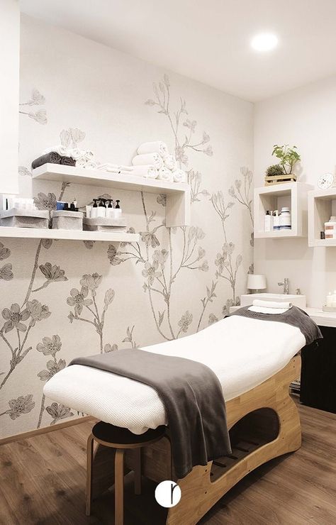 Chiropractic Office Decor, Lash Room Ideas, Massage Therapy Rooms, Esthetics Room, Spa Room Decor, Small Spa, Studio Pilates, Salon Suites Decor, Esthetician Room