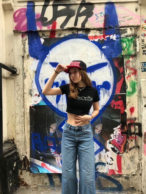 Y2k Style Outfits, Modeling Aesthetic, Rhinestone Hat, Nyc City, Aesthetic Life, Graffiti Wall, Black Sneakers, City Life, Y2k Style