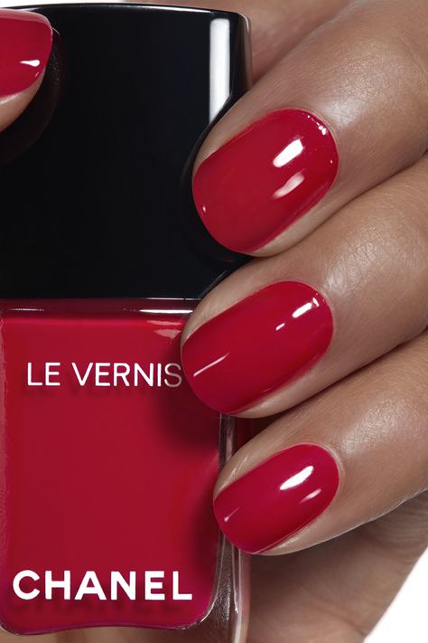 LE VERNIS Longwear Nail Colour 528 - ROUGE PUISSANT | CHANEL Chanel Nail Polish, Chanel Nails, Nagellack Trends, Nail Colour, Red Nail Polish, Red Nail, Colorful Nail Designs, Manicure Y Pedicure, Nail Color