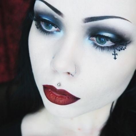 Vampy Makeup, Eyeliner Designs, Swag Makeup, Alternative Makeup, How To Apply Eyeliner, Edgy Makeup, Gothic Makeup, Goth Makeup, Makeup Tattoos