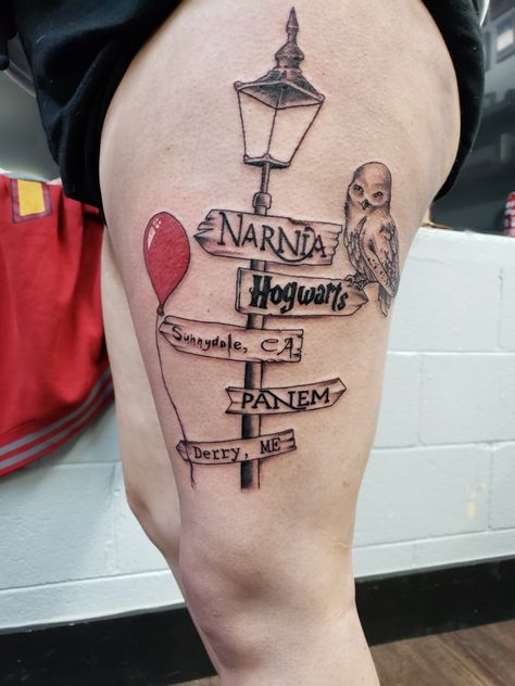 Narnia Hogwarts, Derry Maine, Bohemian Tattoo, Unique Tattoos For Men, Vogel Tattoo, Lantern Tattoo, Disney Cute, Literary Tattoos, Tattoo Back