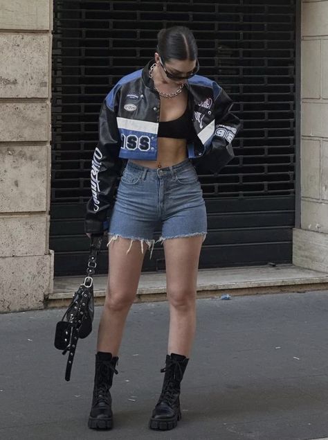 Outfit Cuir, Baddie Concert Outfits Black Woman, Summer Outfit Inspo Baddie, Fair Outfit Ideas Carnival Summer, Denim Shorts Outfit Aesthetic, Simple Concert Outfit, Summer Rave Outfits, Luxury Street Style, 21 Savage