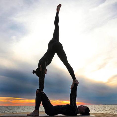 3,623 Likes, 38 Comments - Yoga Inspiration (@yogainspiration) on Instagram: “Acro Yoga #Goals 💪 @chintwins via @yogachannel 📷: @nigelbarker” Couple Yoga, Hata Yoga, Couples Yoga Poses, Photo Yoga, Acro Yoga Poses, Yoga On The Beach, Partner Yoga Poses, Yoga Ashtanga, Yoga Nature