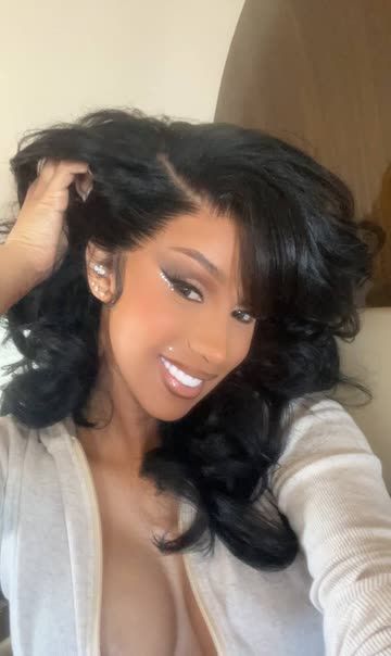 Cardi B Aesthetic, Cardi B Hairstyles, Rhinestone Eye Makeup, Monroe Piercing, Face Decor, Cardi B Pics, Female Rap, Monroe Piercings, Boyfriend Gift Basket