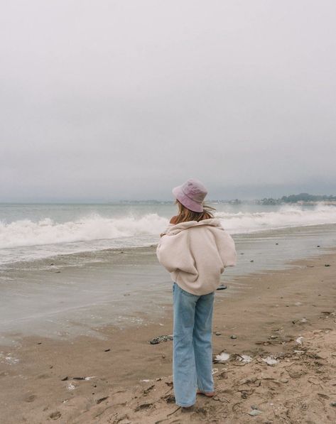 Tan Bucket Hat Outfit, Sherpa Bucket Hat Outfit, Bucket Hat Winter Outfit, Bucket Hat Outfit Winter, Hat Outfit Spring, Canada Outfits, Hat Outfit Winter, Oversized Jacket Outfit, Jacket Fall Outfit