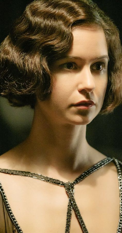 Tina Goldstein, Fantastic Beasts Series, Katherine Waterston, Fantastic Beasts Movie, Welcome To Hogwarts, Hollywood Girls, Crimes Of Grindelwald, Newt Scamander, Eddie Redmayne