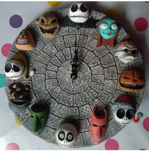 Tim Burton Sculpture, Ceramic Clock Ideas, Disc Art, Christmas Tree Shopping, Christmas Hand Painted, Polymer Clay Halloween, Halloween Clay, Sculpture Art Clay, Nightmare Before Christmas Halloween