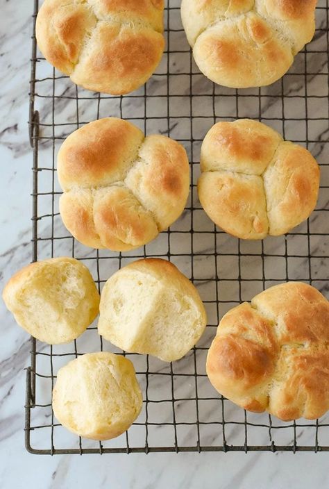 Buttery Yeast Rolls Clover Rolls Recipe, Yeast Roll Recipe, Butter Roll Recipe, Easy White Bread Recipe, Yeast Roll, Yeast Rolls Recipe, Buttery Rolls, Butter Roll, Homemade Rolls