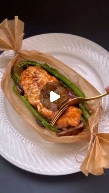 Mediterranean Diet Plan🇺🇲 | Salmon Boats Cre by @ronis_recipes   2 baking papers 4 pieces of salmon Asparagus Mushrooms Scallion 4 tbsp olive oil  For the sauce: Mix... | Instagram Salmon Boats, Fish Dishes Recipes, Salmon Asparagus, Asparagus And Mushrooms, Healthy Summer Desserts, Salmon Bowl, Mediterranean Diet Plan, Salmon And Asparagus, Resep Diet