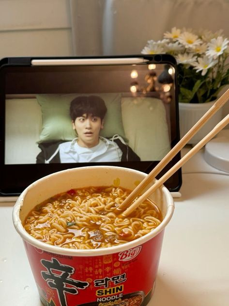 Doctor Slump Aesthetic, Shin Ramen Aesthetic, Watching Kdrama Aesthetic, Watching Kdrama, Shin Ramen, Netflix Kdrama, Doctor Slump, Taehyung Aesthetic, Aesthetic Places