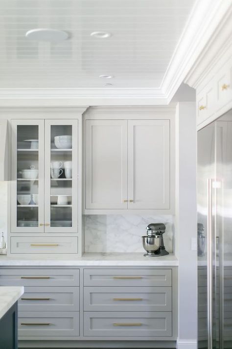 IKEA Kitchen Hacks: 12 ways to make your affordable kitchen look luxe White And Grey Kitchen Cabinets, Cabinet Hardware Placement, Dapur Ikea, Bathroom Vanity Style, Model Dapur, Light Gray Cabinets, Kitchen Ikea, Custom Bathroom Vanity, Traditional Kitchens