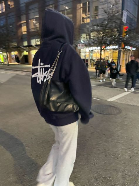 Navy Stussy Hoodie Outfit, Navy Stussy Hoodie, Vancouver Outfits, Winter Hoodie Outfit, Stussy Outfit, Style Stockholm, Stussy Hoodie, Outfit Ideas Spring, Stockholm Style