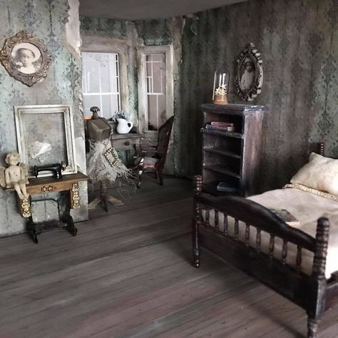 Room Escape Games, Creepy Houses, Haunted Dollhouse, Dollhouse Bedroom, Escape Games, Escape Rooms, Miniature Rooms, Wooden Dollhouse, Room Box