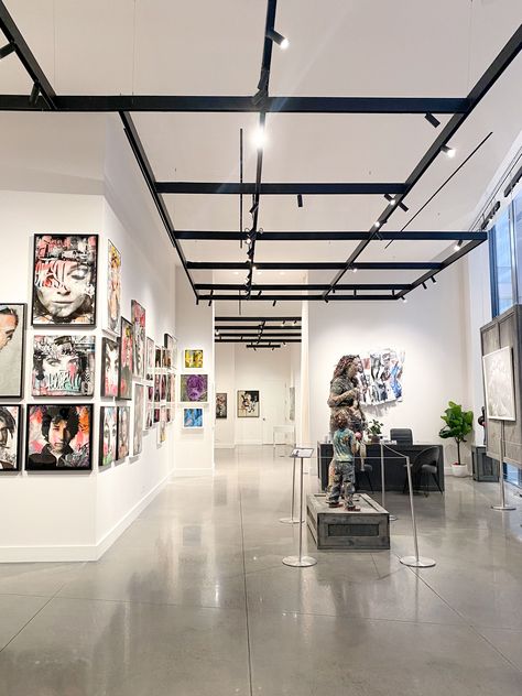 The Running Magnet Grid showcased here in Avant Gallery at The Shop at Hudson Yards, is a lighting solution that offers a track magnet in a grid designed to move up, down and around on wall or ceiling space. Perfect for retail or exhibition space as it’s adaptability makes it simple to give attention to all spaces in the room. Architect: Modus Architects #flos #floslighting #design #lightingdesign #flosarchitectural #TheRunningMagnet #artgallery #artindesign #artist #artfullighting Open Ceiling Lighting Exposed Beams, Track Lighting Art Gallery, Grid Lighting Ceiling, Ceiling Grid Design, Open Ceiling Lighting, Suspended Track Lighting, Art Gallery Lighting, Fun With Magnets, Chapel Interior