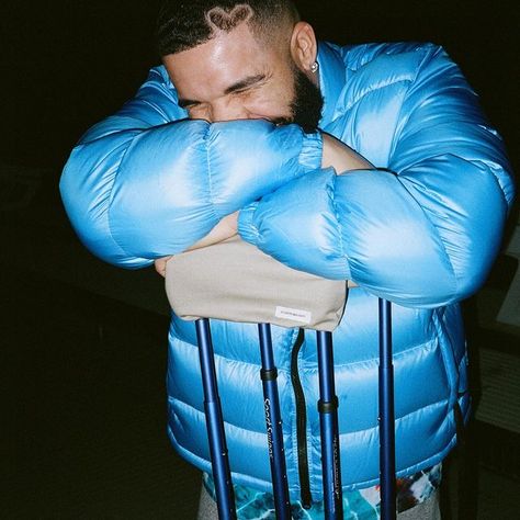 Life can look good in a picture but we don’t live in pictures just know dat Villain Mentality, Drakes Songs, Drake Photos, Drake Drizzy, Drake Graham, Aubrey Drake, Blue Puffer Jacket, Blue Puffer, Heart Hair