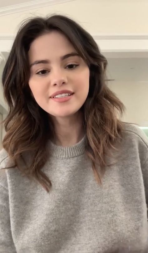 Selena Gomez Haircuts, Selena Gomez Haircut, Curls For Medium Length Hair, Collarbone Length Hair, Selena Gomez Short Hair, Virginia Gardner, Brown Hair Inspo, Hairstyles For Layered Hair, Hair Tips Video