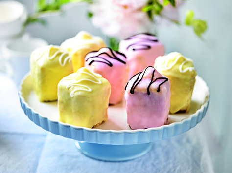 Fondant Fancies — Baking Martha Fondant Fancies, Mr Kipling, French Fancies, Cupcake Icing, Tool Cake, Vanilla Sponge, Fondant Icing, Fancy Food, Food Articles