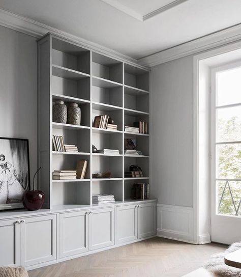 Hej, Jag avser att platsbygga en bokhylla hemma baserad på Ikea Bestå förvaringsskåp med Ikea billy bokhylla ovanpå. Förklarar nedan hur jag har... Grey Bookshelves, Billy Ikea, Creative Bookshelves, Built In Shelves Living Room, White Bookshelves, Ikea Billy, Shelving Design, Living Room Shelves, Room Shelves