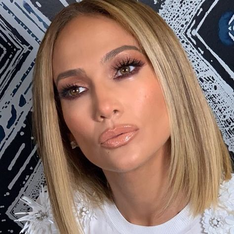 Bleach Blonde Bob, Jlo Hair, Jennifer Lopez Hair, Barrel Curls, First Haircut, Haircut Inspiration, Hair Appointment, Bleach Blonde, Penteado Cabelo Curto