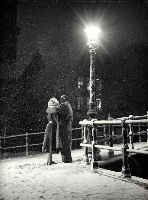 Beautiful Life of Amsterdam in the 1950s Taken by Kees Scherer ~ vintage everyday 1940s Russian Fashion, Amsterdam Couple, 1950s Life, Vintage Couples, Winter Photos, My Funny Valentine, Dutch Artists, Freelance Photographer, Vintage Winter