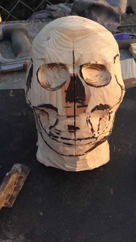 Carved Skulls, Wood Carving For Beginners, Chainsaw Carving, Carving Ideas, Skull Carving, Home Decor Kitchen, Chainsaw, Wood Carving, Kitchens