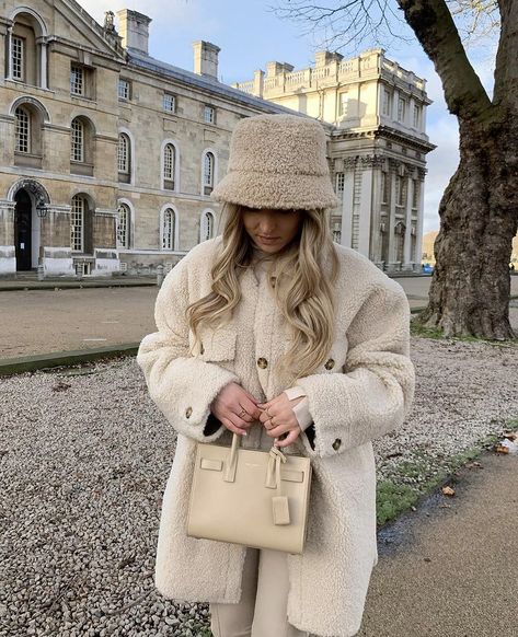 Europe Winter Fashion, Bucket Hat Outfit, Gossip Girl Outfits, Hat Outfit, Classy Winter Outfits, Faux Shearling Coat, Winter Outfit Inspiration, Style Inspiration Winter, Foto Ideas Instagram