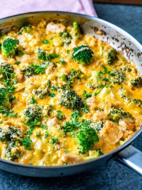 Low Carb Keto Dinner, Cheesy Cauliflower Rice, Rice With Broccoli, Cheddar Cauliflower, Broccoli And Chicken, Keto Dinner Recipe, Rice Skillet, Broccoli Chicken, Cheesy Chicken Broccoli