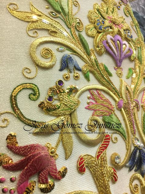 Bordado-en-Oro: Saya Bordada en oro para colección particular. Tambour Beading, Haute Couture Embroidery, Gold Work Embroidery, Tambour Embroidery, Cutwork Embroidery, Couture Embroidery, Bead Embroidery Patterns, Needlework Embroidery, Types Of Embroidery