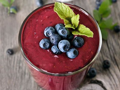 Dr. Amen’s Top Recipes for Better Brain Health Antioxidant Smoothie Recipe, Dark Blue Moon, Dr Amen, Chocolate Shakeology Recipes, Pomegranate Smoothie, Antioxidant Smoothie, Menu Sarapan Sehat, Chocolate Shakeology, Resep Smoothie