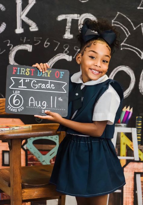 Homeschool Picture Day Ideas, School Class Photo Ideas Group, Back To School Photoshoot, School Photoshoot, School Picture Day, Kid Birthday Outfits, Kids Goals, First Day Of Kindergarten, Toddler School