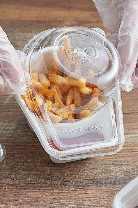 With hundreds of eco-friendly to-go containers on our site, it's easy to please your customers and protect the planet at the same time. Whether you have a restaurant that has switched to delivery and pick-up, or a convenience store looking to open up more grab-n-go opportunities, you are sure to find just the right biodegradable container to suit your needs and your style! Eco Friendly Restaurant, Takeout Packaging, To Go Containers, Food Delivery Packaging, Plastic Food Packaging, Gerobak Dorong, Bar Restaurant Design, Architecture Restaurant, Disposable Food Containers