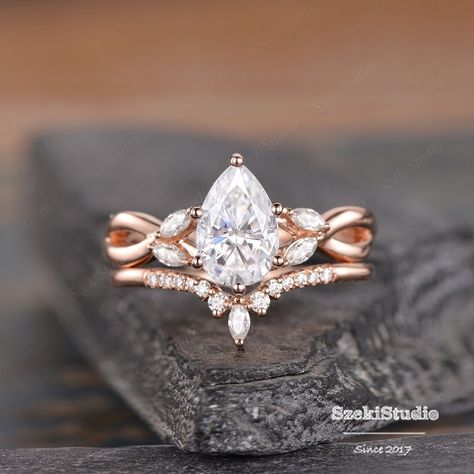 "1.6CT Moissanite Engagement Ring Set Leaf Diamond Wedding Ring Bridal Set Rose Gold Pear Shaped Moissanite Ring 2pcs 6X9mm Tear Drop Ring ITEM INFORMATION Metal Type - Solid 14k Rose Gold Band Width - (approx. 2.2mm) Center Stone - 6x9mm Colorless Moissanite Pear Shaped Side Stone - Natural Diamond, H color, SI clarity/Moissanite, D color, VVS clarity Weight - 0.3ct For colorless stones: available in moissanite or natural diamond, please select in the drop down menu; **Stone Replacement** Available with any other gemstones, please feel free to contact me for a quote. **Metal Type** Available in 14K or 18K yellow gold, white gold, and rose gold. Please select from the drop down menu. **Production Time& Rush Order** Our standard production time is 3-4 weeks from time of purchase. I am very Wedding Bands For Pear Shaped Rings Bridal Sets, Tear Drop Diamond Engagement Ring, Teardrop Moissanite Engagement Ring, Pear Bridal Set, Engagement Rings Teardrop, Wedding Ring Teardrop, Wedding Rings Teardrop, Dream Wedding Ring, Drop Ring