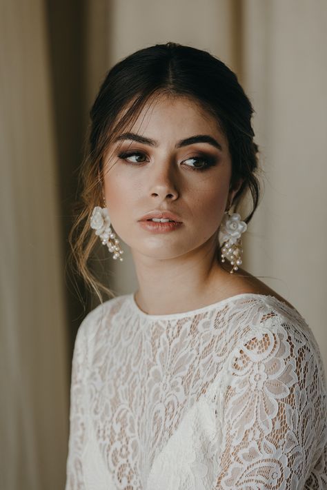 How to choose bridal earrings to suit your neckline - TANIA MARAS | bespoke wedding headpieces + wedding veils Romantic Updos, Wedding Hairstyles And Makeup, Makeup Pengantin, Bridal Makeup Natural, Wedding Day Makeup, Bohemian Bridal, Braut Make-up, The Rising Sun, Makeup Wedding