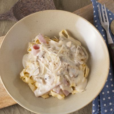 Copycat Chicken Alfredo, Chicken Alfredo Recipe, Chicken Alfredo Pizza, Alfredo Pizza, Creamy Pasta Sauce, Pasta Recipes Alfredo, Chicken Alfredo Recipes, Chicken Alfredo Pasta, Chicken Slices