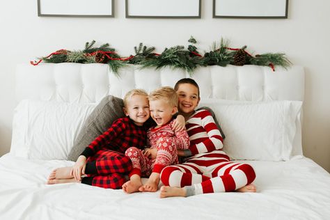 Christmas jammies for the family Christmas Jammies Photoshoot Bed, At Home Christmas Photoshoot Family Bed, Christmas Bedroom Photoshoot Family, Diy Christmas Jammies, Bedroom Christmas Photoshoot, Christmas Bed Pictures Kids, Bed Christmas Photoshoot, Christmas Bed Photoshoot Kids, Christmas Bedroom Photoshoot