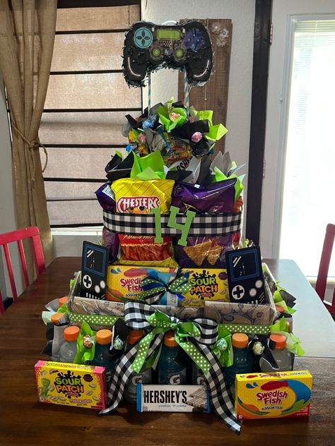 Alternative to birthday cake, the Birthday Tower! Layers of junk food and candy. Snack Cake Tower Birthday, Cake Alternatives Birthday, Alternative To Birthday Cake, Soda Cakes, Birthday Craft Gifts, Cake Gift Basket, Birthday Cake Alternatives, Cake Alternatives, Soda Cake