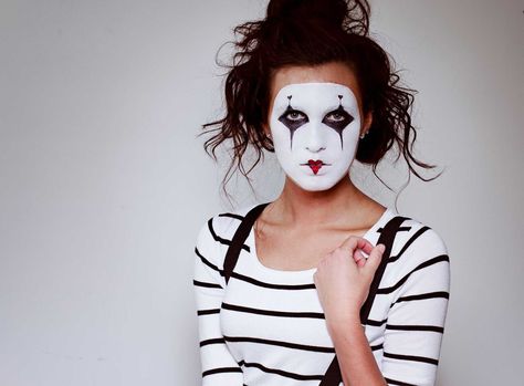 Halloween Hair Ideas Maquillage Halloween Simple, Circus Makeup, Halloween Makeup Clown, Mime Makeup, Costume Carnaval, Mascaras Halloween, Mermaid Aesthetic, Pantomime, Face Painting Halloween