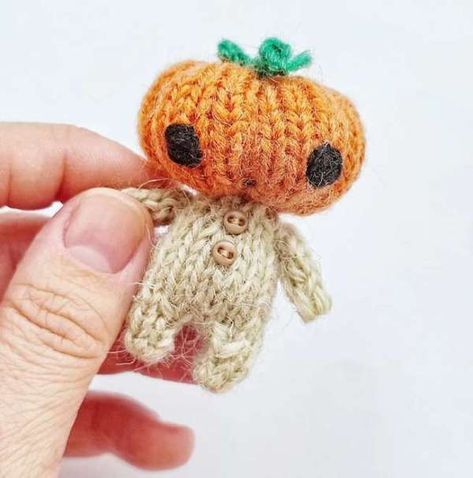 Mini Pumpkinhead Doll Knitting Pattern – Knitting Knit Halloween Patterns, Crochet Mini Halloween, Mini Knitting Projects, Tiny Knitting Projects, Cute Mini Crochet Ideas, Spooky Knitting, Craft Pumpkin Ideas, Mini Embroidery Patterns, Mini Crochet Ideas