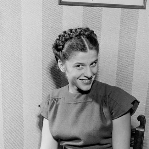 A cheerfully smiling 1940s teenager shows off her lovely braided updo 40s Hair, 1940's Hair, 1940s Hair, 1930s Hair, Retro Updo, Historical Hairstyles, High School Teen, 40s Hairstyles, Teenage Hairstyles