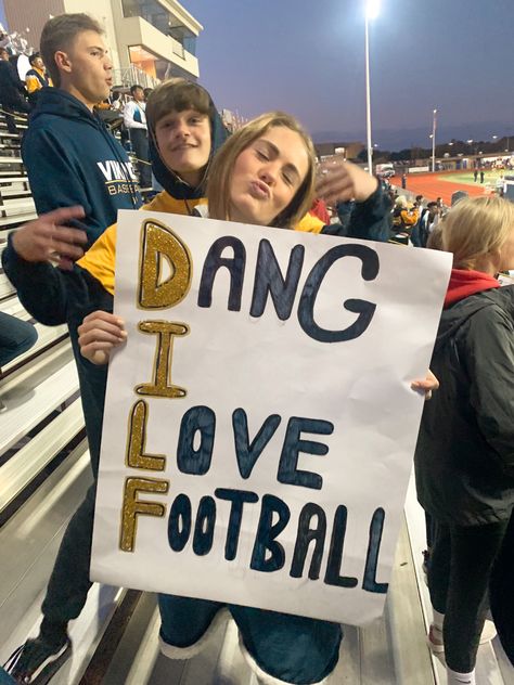 Football Sign Ideas, Football Game Signs, Fun Football Games, School Spirit Ideas Pep Rally, High School Football Posters, Football Season Outfits, Game Signs, School Spirit Posters, Highschool Football