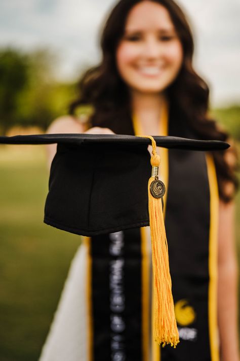 Graduation Photo Ideas Black Women, College Grad Poses, Msw Graduation Pictures, Business Graduation Pictures, Graduation Poses Photo Shoots, College Graduation Ideas, Graduation Photography Ideas, College Graduation Poses, Graduation Photoshoot Poses