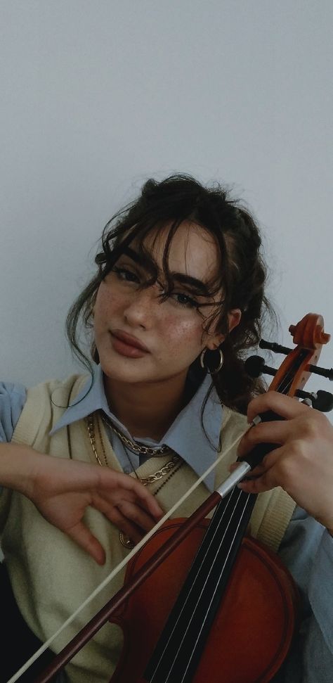 Aesthetic, violin,makeup Portraits With Violin, Aesthetic Violin Photography, Poses With Violin, Violin Photography Photo Shoots, Violin Photoshoot Ideas, Girl Playing Violin Aesthetic, Violin Girl Aesthetic, Violin Poses Reference, Violin Headshots