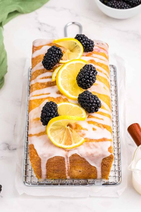 Quick and easy to whip up, this lemon blackberry bread is filled with the most delicious citrusy flavors and aromas, which complement the fresh blackberries perfectly. Drizzled with tangy yet sweet lemon glaze and a perfect summer loaf! Blackberry Loaf, Blackberry Ricotta, Blackberry Bread, Blackberry Lemon, Cucumber Sushi, Ricotta Toast, Blueberry Banana Bread, Lemon Bread, Lemon Drizzle