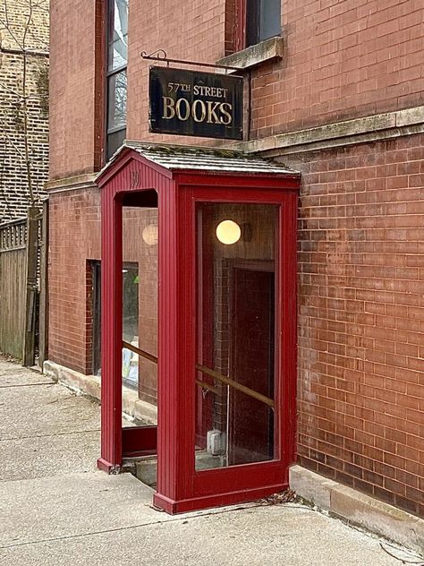 Unique Indie Bookstores in Chicago - The Chicago Good Life Living In Chicago Aesthetic, Chicago Bookstores, Chicago Weekend, Chicago Living, Chicago Aesthetic, Indie Bookstore, Cute Store, Chicago Shopping, Reading Gifts