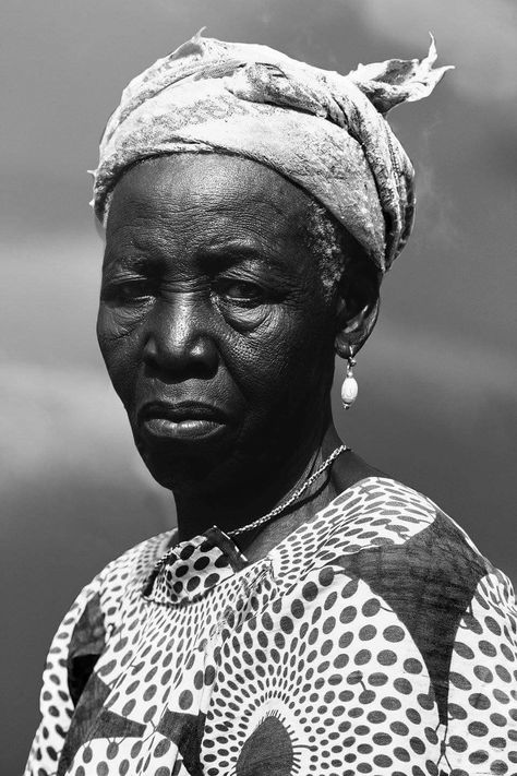 Old Black Women, Powerful Portraits, Dark Beauty Photography, American Photo, African Traditions, Old Faces, Black Photography, The Witches, Black Person