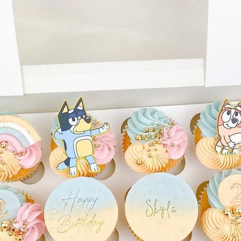 Bluey Pull Apart Cupcakes, Bluey Cupcake Ideas Pink, Bluey Cupcakes Ideas, Bluey Bingo Pull Apart Cupcakes, Pink Bluey Birthday Cake, Bluey Themed Cupcakes, Bluey Dessert, Bluey Cupcakes For A Girl, Bluey Themed Cakesicles