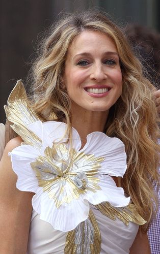 Carrie Bradshaw Hair, Sarah Jessica Parker Style, Hair Movie, Sara Jessica Parker, Carrie Bradshaw Style, Popsugar Beauty, Sarah Jessica Parker, Medium Hair Cuts, Carrie Bradshaw