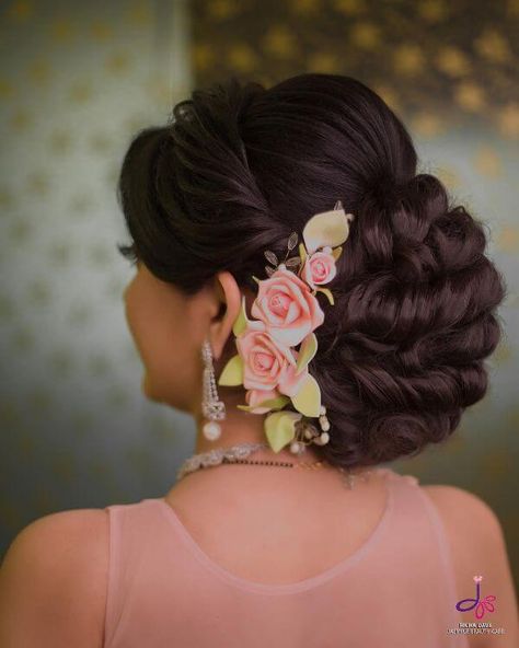 Stunning Bridal Bun Hairstyles For Reception - K4 Fashion Reception Hairstyles, Vestido Charro, Brides Made, Intricate Braids, Bridal Hairstyle Indian Wedding, Hair Style On Saree, Engagement Hairstyles, Bridal Bun, Bridal Hair Buns